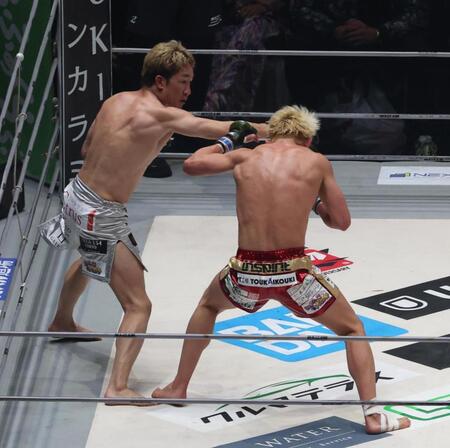 　３回、鈴木千裕（右）を攻める朝倉未来（撮影・佐々木彰尚）