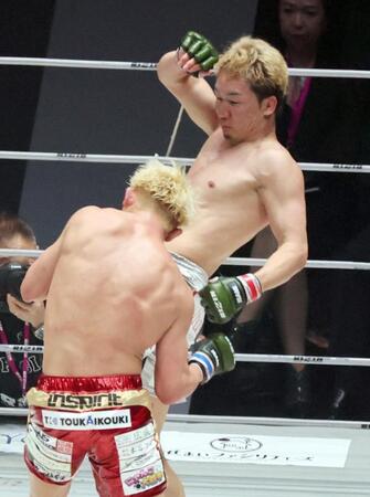 　３回、鈴木千裕（手前）を攻める朝倉未来