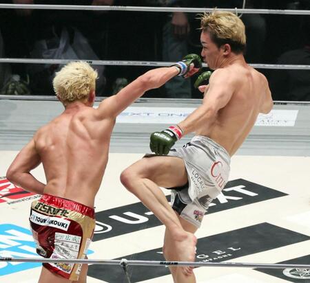 　３回、鈴木千裕（左）を攻める朝倉未来