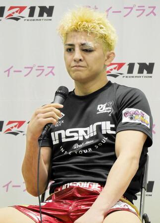 試合後の会見に臨む鈴木千裕