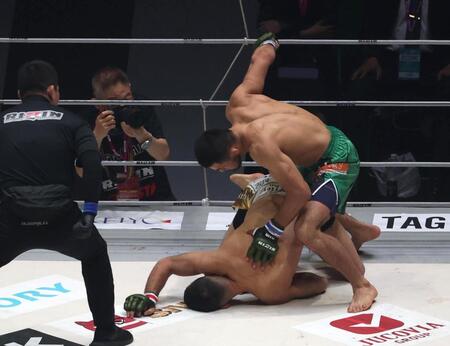 　１回、クレベル・コイケ（下）を攻めるラジャブアリ・シェイドゥラエフ（撮影・佐々木彰尚）