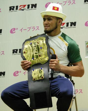 試合後の会見でベルトを手にするフェザー級新王者のシェイドゥラエフ