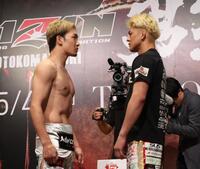 　フェースオフをする朝倉未来（左）と鈴木千裕