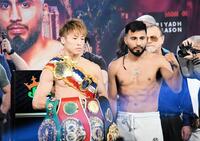 　前日計量をクリアした井上尚弥（左）と挑戦者ラモン・カルデナス＝米ラスベガス