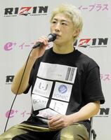 　試合後の会見に臨む冨澤大智