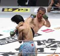 　２回、桜庭大世（左）に蹴りを浴びせる中村大介（撮影・佐々木彰尚）