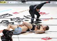 　２回、桜庭大世（左）の腕をとらえる中村大介（撮影・佐々木彰尚）