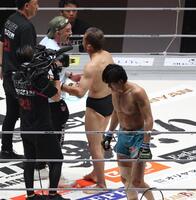 　桜庭大世（右）に勝利し父・和志（左）と握手をする中村大介（撮影・佐々木彰尚）