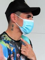 　首元の「家族」のタトゥーをアピールするフェルナンド・マルティネス