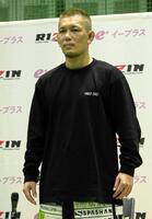 試合後に会見する皇治