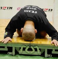 　会見後に土下座を見せる皇治