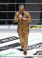 　歌う堀江貴文氏（撮影・佐々木彰尚）