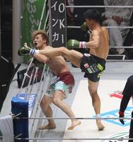 　２回、ウザ強ヨシヤ（左）に蹴りを浴びせた朝久泰央（撮影・佐々木彰尚）