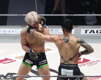 　１回、西谷大成（左）の顔面をとらえる萩原京平（撮影・佐々木彰尚）