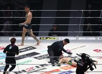 　１回、西谷大成（右）にＫＯ勝ちした萩原京平（撮影・佐々木彰尚）