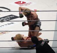 　１回、鈴木千裕（下）を攻める朝倉未来（撮影・佐々木彰尚）