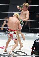 　３回、鈴木千裕（手前）を攻める朝倉未来