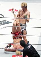 　１回、鈴木千裕（手前）を攻める朝倉未来