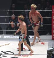 　３回、鈴木千裕（右）が出血し試合が中断。ニュートラルに向かう朝倉未来（撮影・佐々木彰尚）