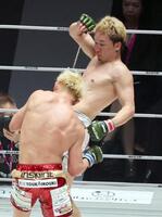 　３回、鈴木千裕（手前）を攻める朝倉未来