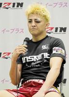 試合後の会見に臨む鈴木千裕