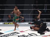 　クレベル・コイケ（右）に勝利したラジャブアリ・シェイドゥラエフ（撮影・佐々木彰尚）