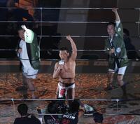 　こぶしを突き上げる榊原ＣＥＯ（撮影・佐々木彰尚）