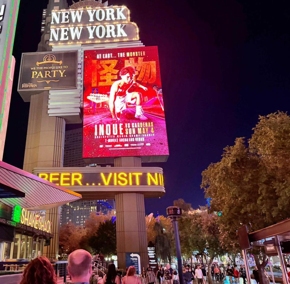 　人通りの多い週末夜のラスベガス市街で、巨大な電光掲示板に「怪物」井上尚弥の広告が映る