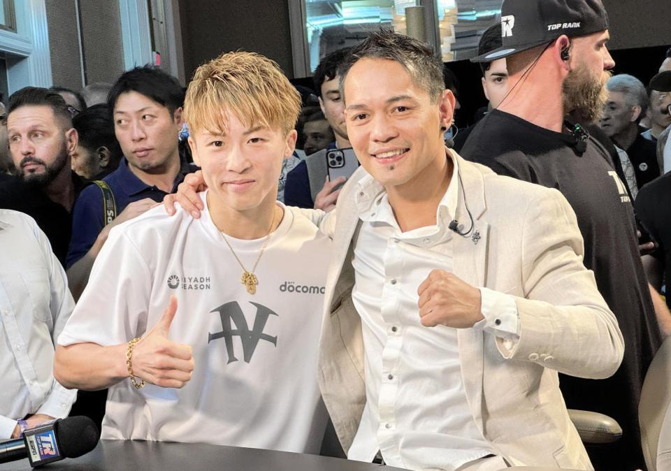 　計量クリア後、元５階級制覇王者ノニト・ドネア（右）と再会した井上尚弥