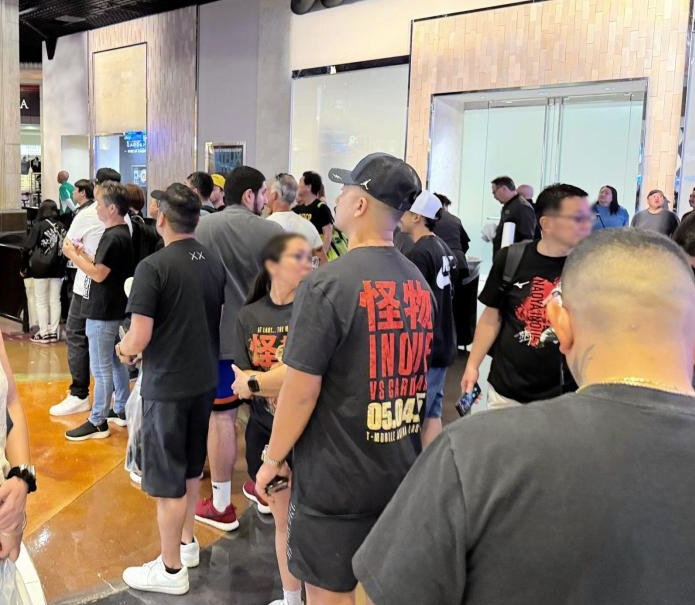 　「怪物」と書かれたＴシャツやキャップなどの大会公式グッズを身につけて出待ちを行う現地ファン