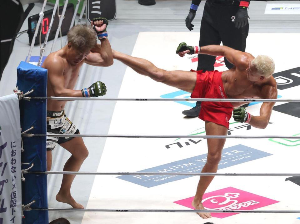 　２回、太田忍（左）に蹴りを浴びせるダニー・サバテロ（撮影・佐々木彰尚）