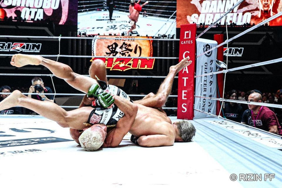 　サバテロを投げにいったが顔から打ちつけられる太田忍ⓒＲＩＺＩＮ　ＦＦ