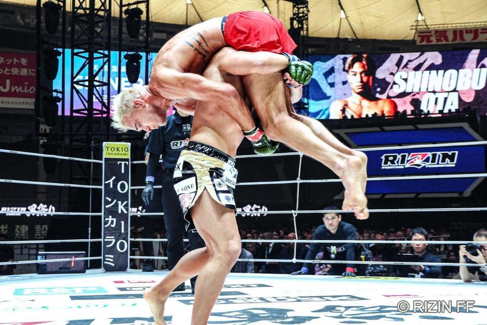 　サバテロを抱え上げた太田忍ⓒＲＩＺＩＮ　ＦＦ