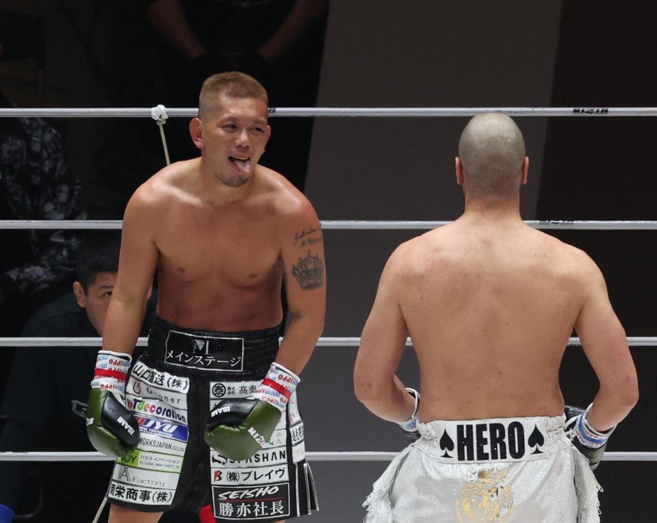 　２回、舌を出す皇治（撮影・佐々木彰尚）