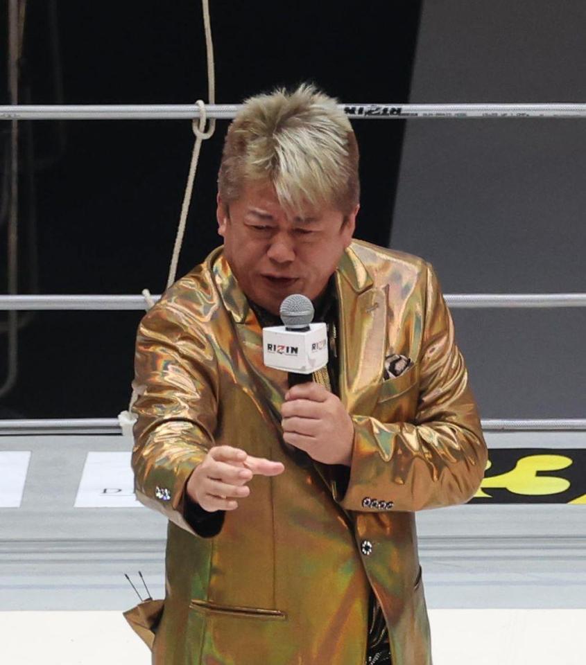 　歌う堀江貴文氏（撮影・佐々木彰尚）