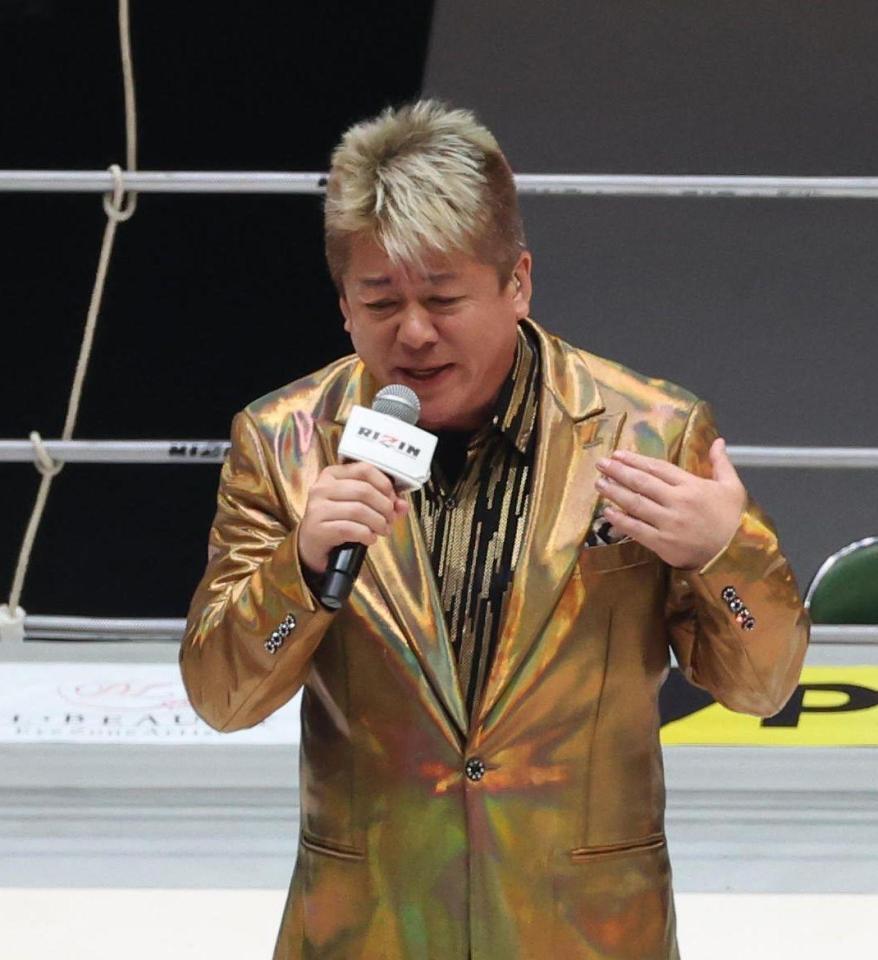 　歌う堀江貴文氏（撮影・佐々木彰尚）