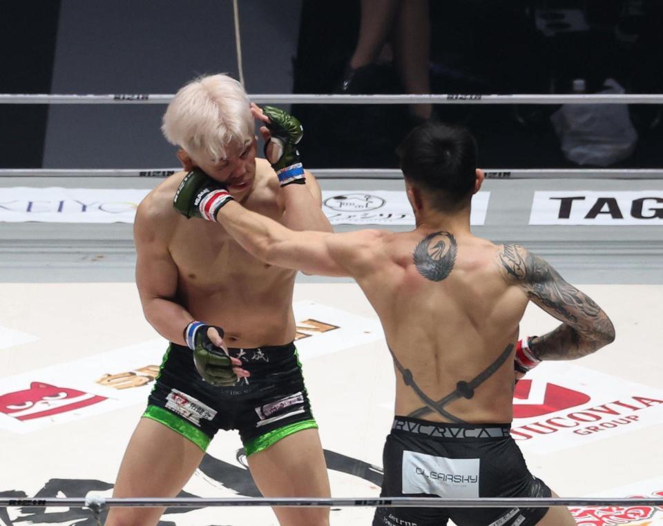 　１回、西谷大成（左）の顔面をとらえる萩原京平（撮影・佐々木彰尚）