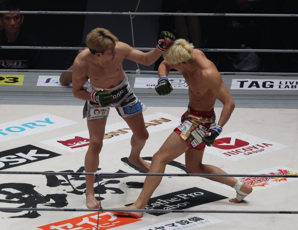 　１回、鈴木千裕（右）を攻める朝倉未来（撮影・佐々木彰尚）