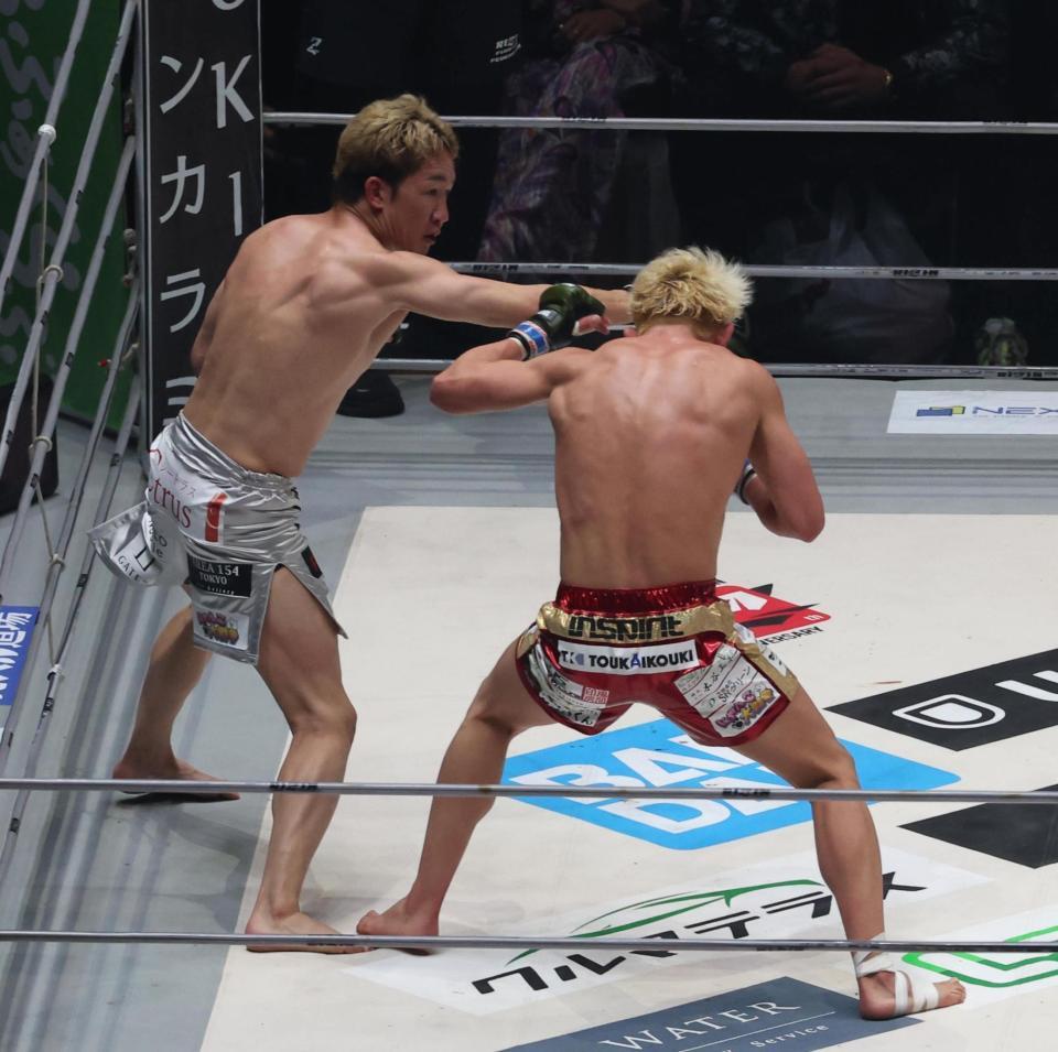 　３回、鈴木千裕（右）を攻める朝倉未来（撮影・佐々木彰尚）