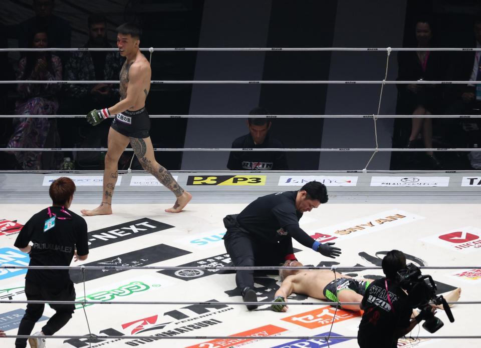 　１回、西谷大成（右）にＫＯ勝ちした萩原京平（撮影・佐々木彰尚）