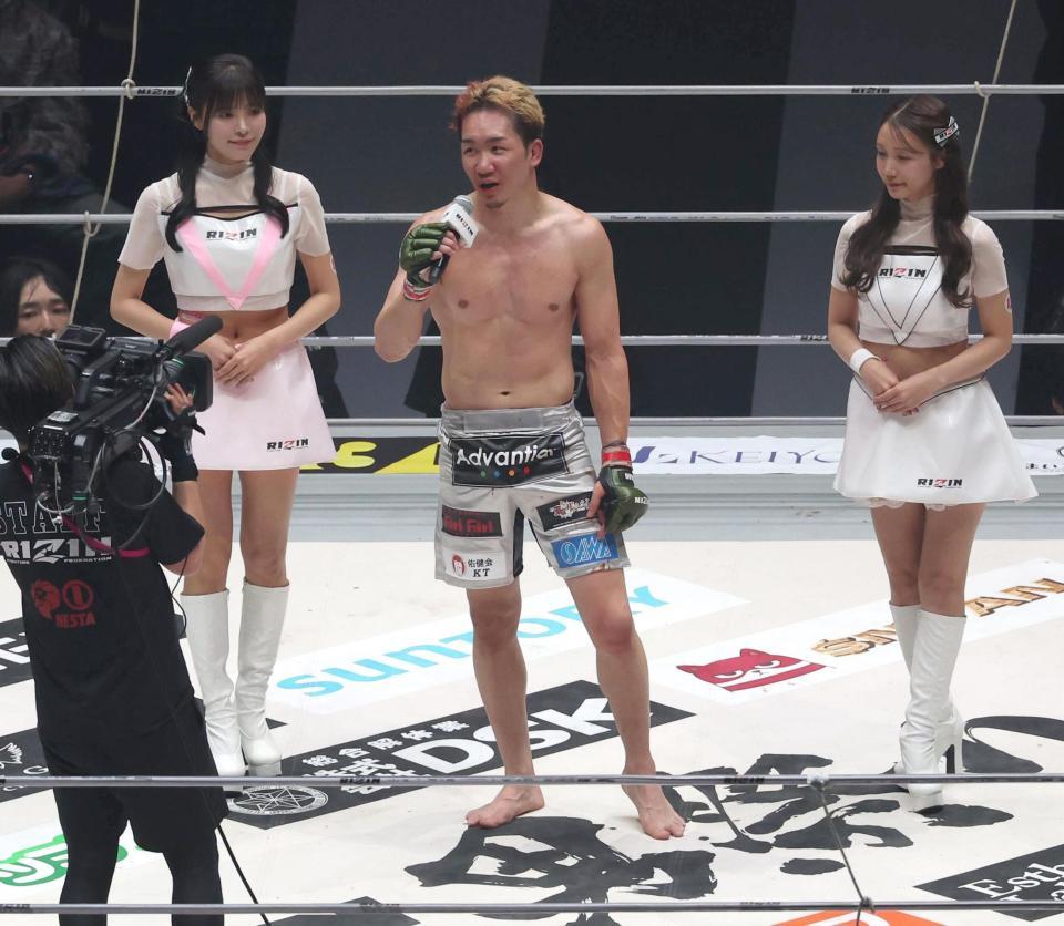 　ファンにあいさつをする朝倉未来（撮影・佐々木彰尚）