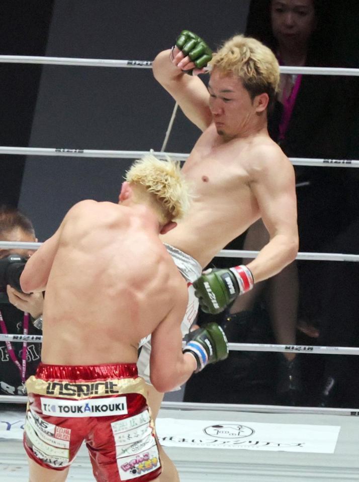 　３回、鈴木千裕（手前）を攻める朝倉未来