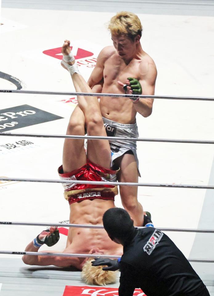 　１回、鈴木千裕（手前）を攻める朝倉未来