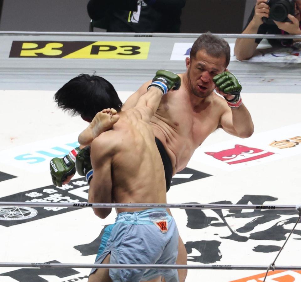 　２回、桜庭大世（左）に蹴りを浴びせる中村大介（撮影・佐々木彰尚）