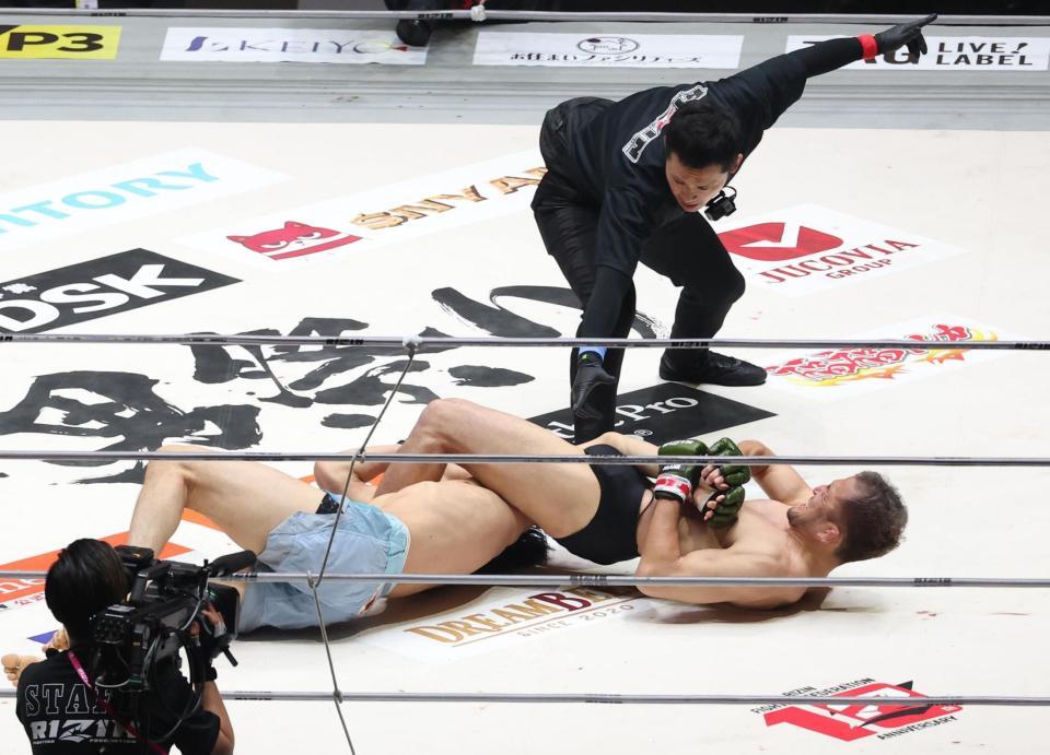 　２回、桜庭大世（左）の腕をとらえる中村大介（撮影・佐々木彰尚）