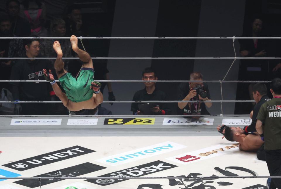 　クレベル・コイケに勝利しバク宙をするラジャブアリ・シェイドゥラエフ（撮影・佐々木彰尚）