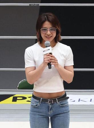 【写真】モデルみたい」突如リングに降臨したヘソ出し美女に騒然 衝撃のウエストライン「マジで格闘家なん?」