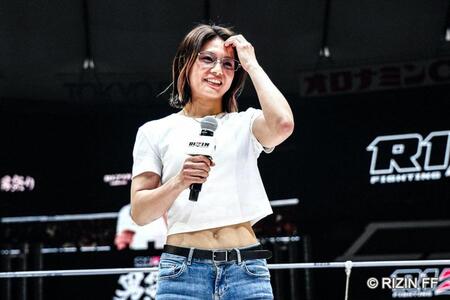 　挨拶に立ったケイト・ロータスⓒＲＩＺＩＮ　ＦＦ