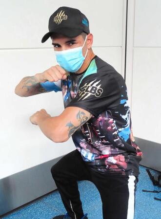 井岡との再戦へ王者マルティネス マスク姿で来日しインフル対策万全をアピール 「今の自分はとても強いと感じる」