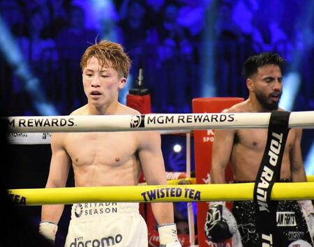 　カルデナス（右）と激闘を繰り広げた井上尚弥